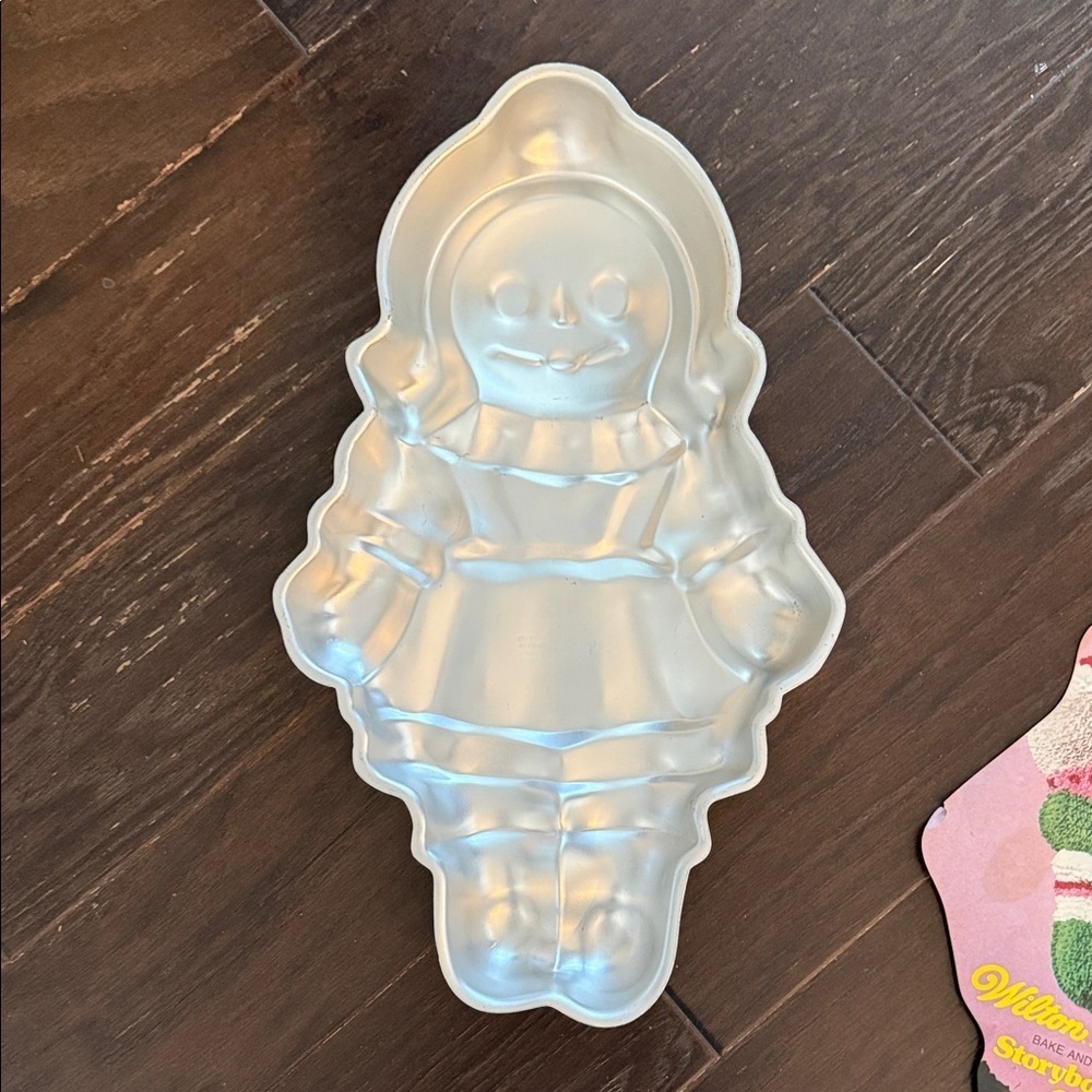 Wilton Storybook Doll Cake Pan - Pink and Green - Picture 3 of 5